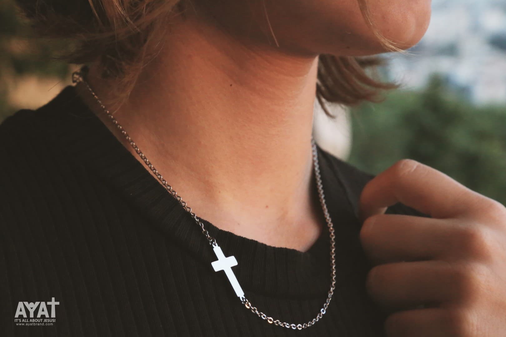 SMALL CROSS NECKLACE - 3