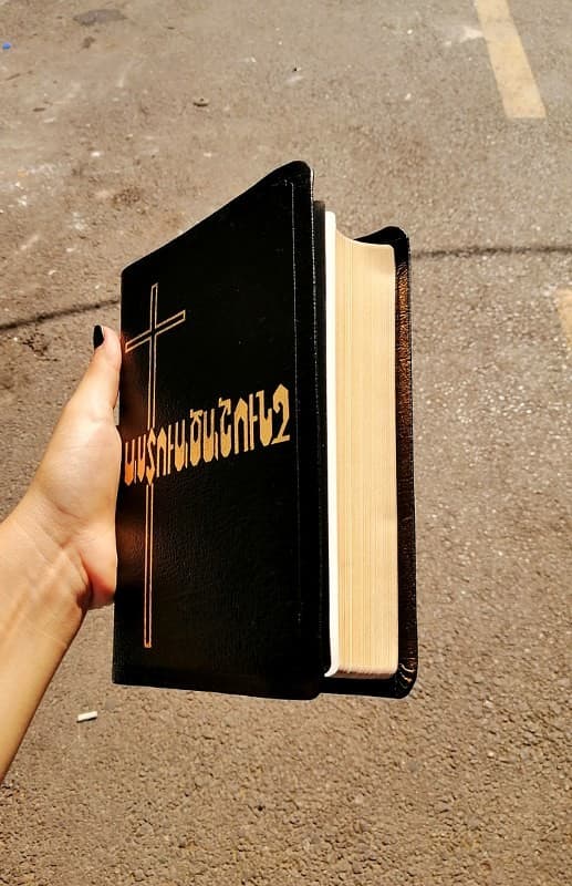 ARMENIAN BIBLE LEATHER MEDIUM GILT EDGED M47 - 5