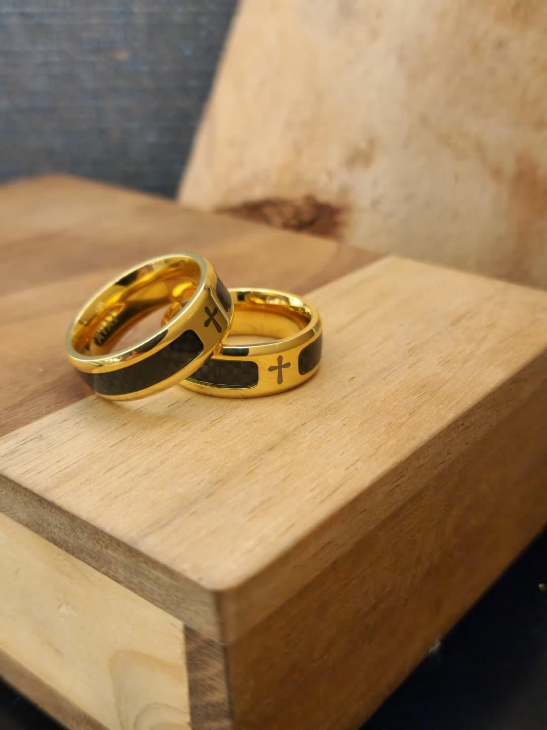 BLACK CARBON FIBER GOLD RING - 3