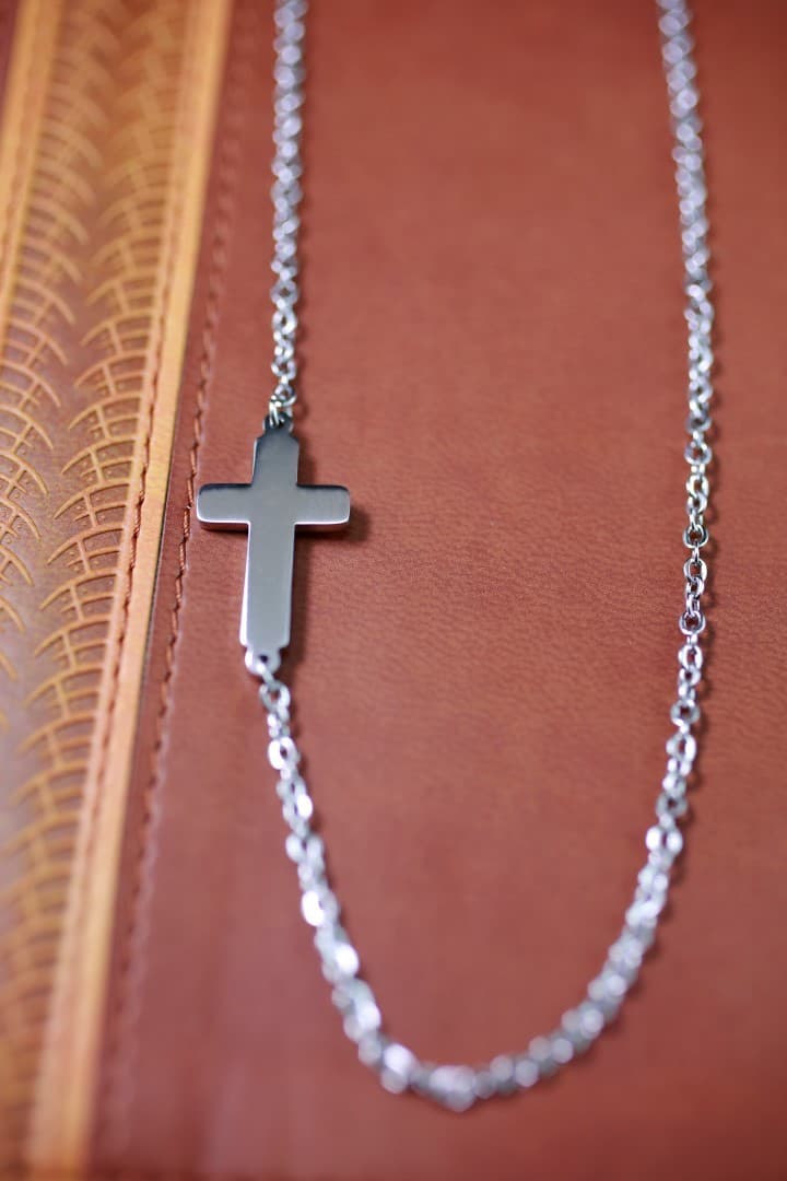 SMALL CROSS NECKLACE - 4